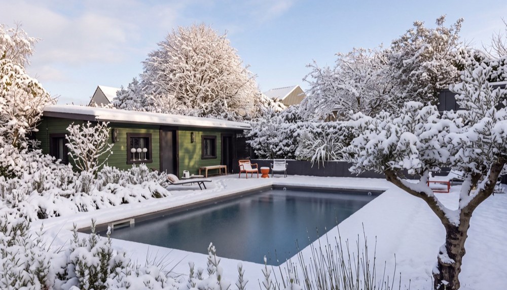 Piscine Magiline dans un jardin recouvert de neige